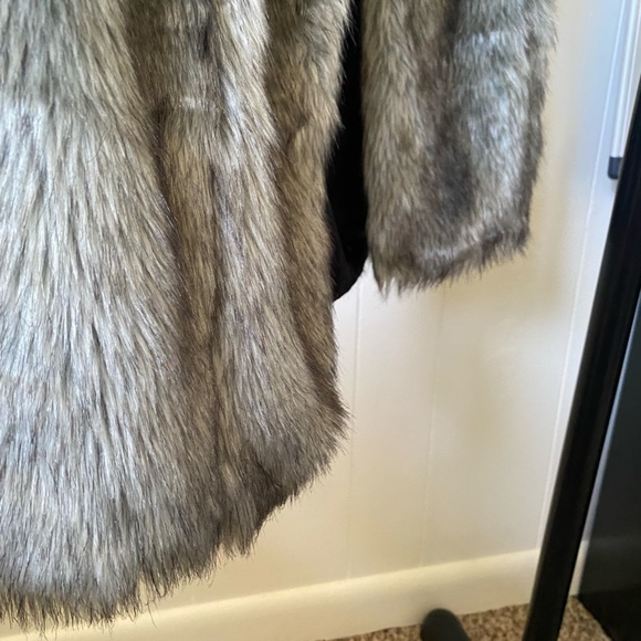 ASOS PETITE Women's Gray Wolf Faux Fur Vest. Size 2 - Picture 8 of 8